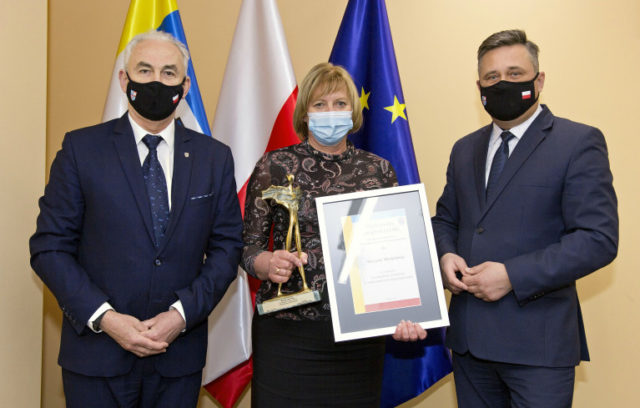 wreczenie-przez-tomasza-jamke-i-macieja-dlugosza-statuatki-marzenie-martynskiej-768x489