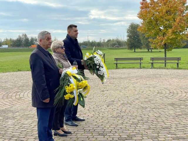 Burmistrz Miasta oraz przedstawiciele zarządu z kwiatami