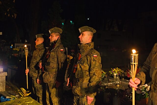 01. Warta honorowa przed mogiłą Ignacego Marynowskiego