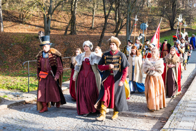 02. Uroczysty korowód maszeruje ulicami miasta