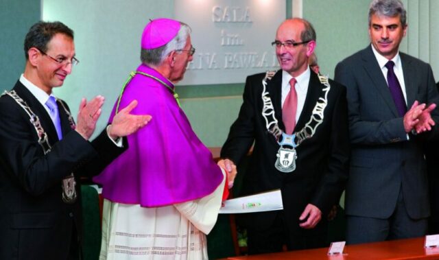 Ks.-abp-Wiktor-Skworc-wrecza-prezydentowi-Januszowi-Chodorowskiemu-akt-nadania-patronatu-Kopia-1024x728-1-850x504