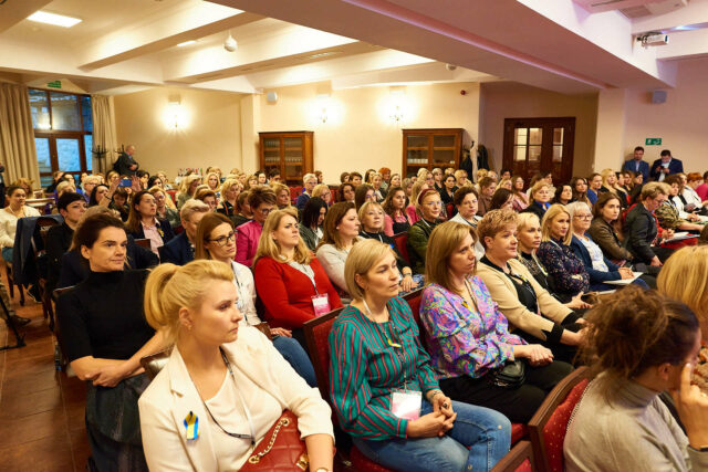 02. Przybyli goście siedzący na duże sali