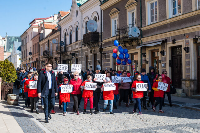 02. Uczestnicy pochodu maszerują sandomierską starówką