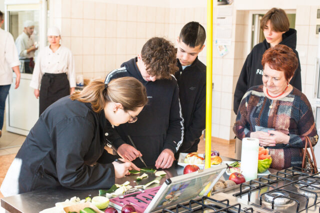 08. Uczniowie przygotowują potrawy