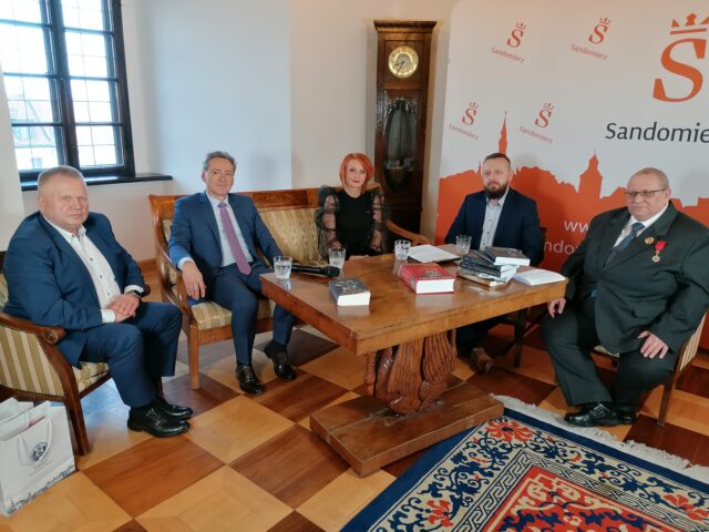 Na zdjęciu Janusz Stasiak zastępca burmistrza Sandomierza, pan dr Roman Chyła, pani Grażyna Szlęzak-Wójcik, pan Michał Śmielak oraz pan Andrzej Sarwa.