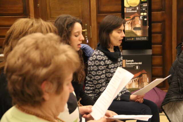 Uczestnicy chóru SAN-do-MIR śpiewają podczas wystawy etnograficznej.