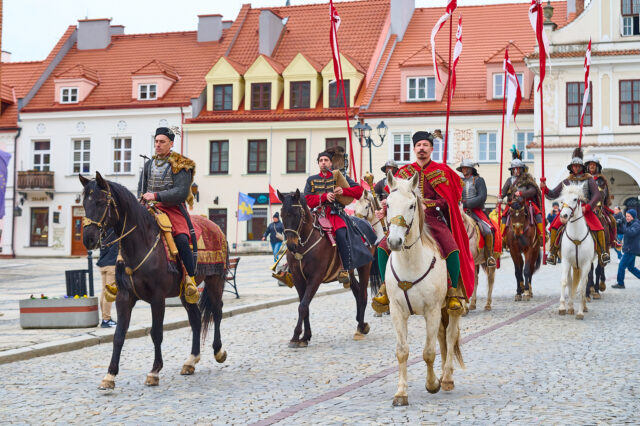 08. Kawaleria maszerująca sandomierskim rynkiem