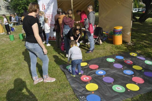 Dzieci bawią się na macie typu _twister_. (1)
