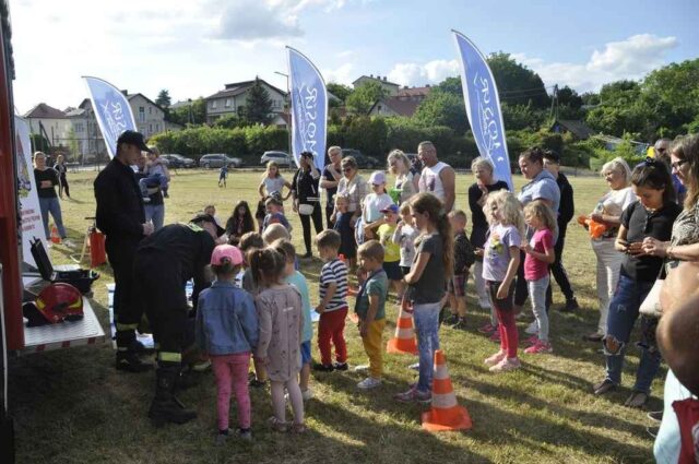 Strażacy przedstawiają uczestnikom sprzęt strażacki. (1)