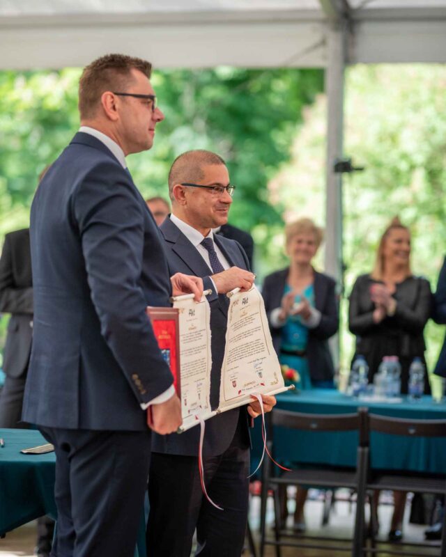 Włodarze partnerskich miast z podpisanymi aktami partnerstwa. (2)