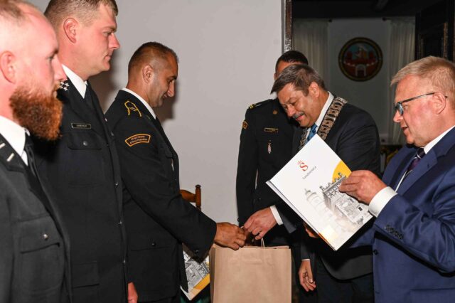 03. Zastępca burmistrza wraz z przewodniczącym Rady Miasta Sandomierza wręcza podziękowania strażakom (1)