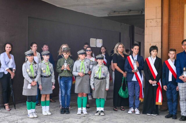 06. Przybyłe delegacje biorą udział w uroczystości (1)