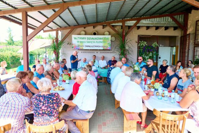 07. Działkowcy siedzą przy stołach (1)