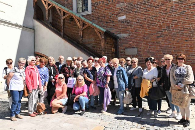 08 Pamiątkowe zdjęcie grupy kobiet ze Stąporkowa. (1)