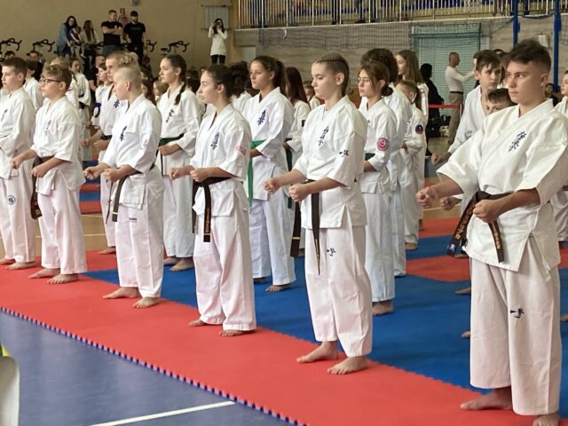 02. Karatecy stojący na sali gimnastycznej przed turniejem