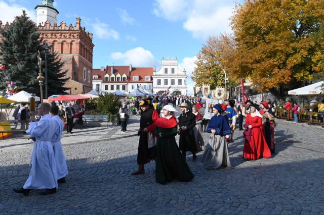 03 Procesja przemierza po sandomierskich ulicach.