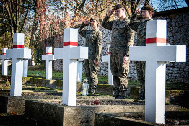 08. Żołnierze 10 ŚBOT sprzątają groby na cmentarzu (1)